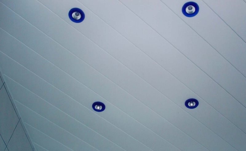 Surface lisse d'un plafond à crémaillère de type fermé