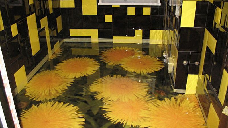 Žlté kvety na epoxidovej podlahe v kúpeľni