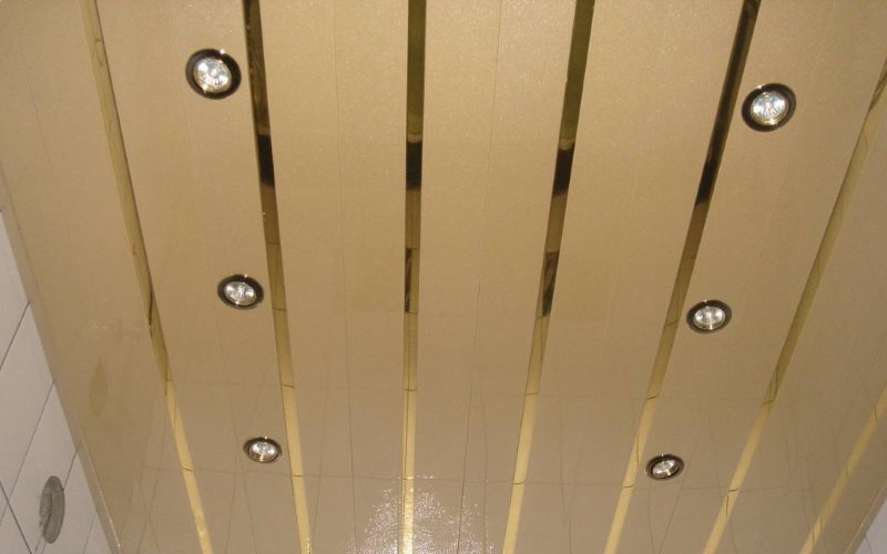 PVC Reiki op het plafond van de badkamer in een stadsappartement