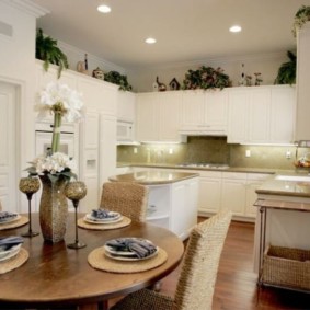 U-shaped design of the dining room kitchen