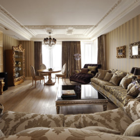 Interior da sala de estar com dois sofás