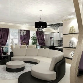 Loka formas dīvāns dzīvokļa viesistabā