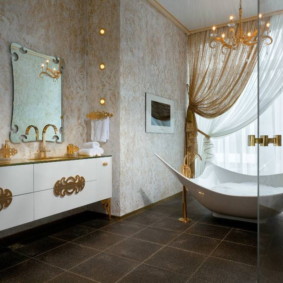 Plaša vannas istaba ar keramikas grīdas segumu