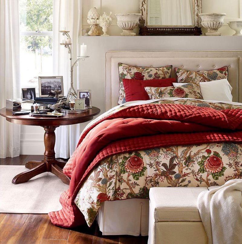 Дрвени кревет са бордо покривачем