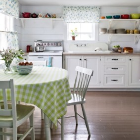 keuken in een houten huis met open planken