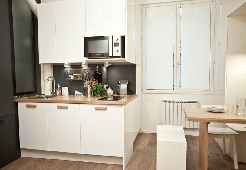 Witte mini-keuken in een flatgebouw appartement