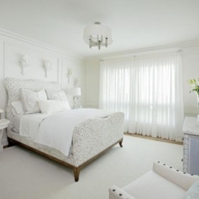 интериорен дизайн на бялата спалня