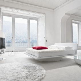 fotografija interijera bijele spavaće sobe