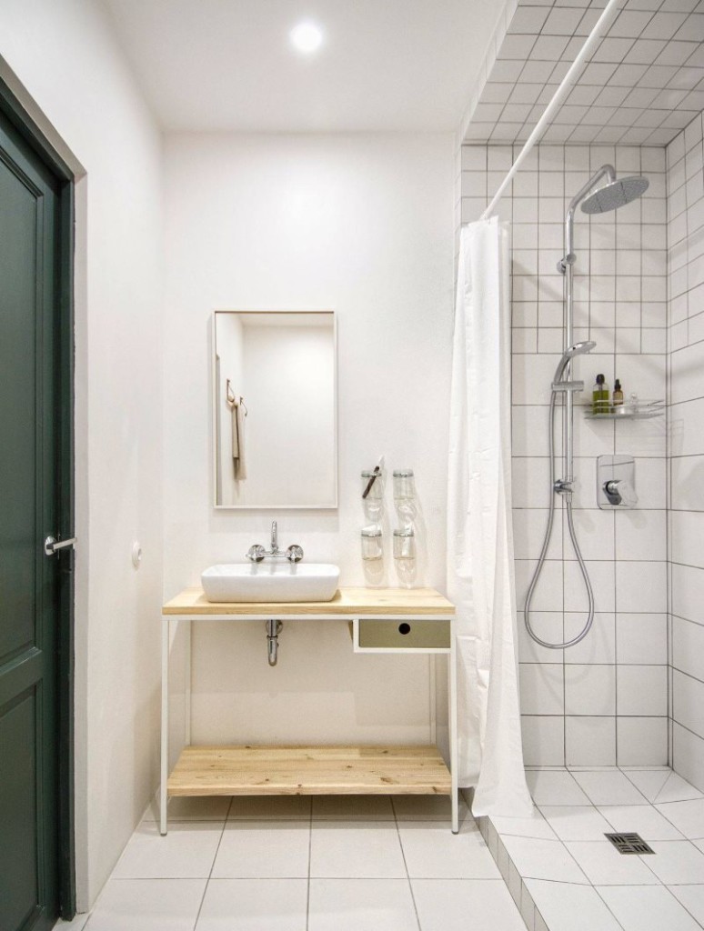 Lichte badkamer met douche zonder toilet