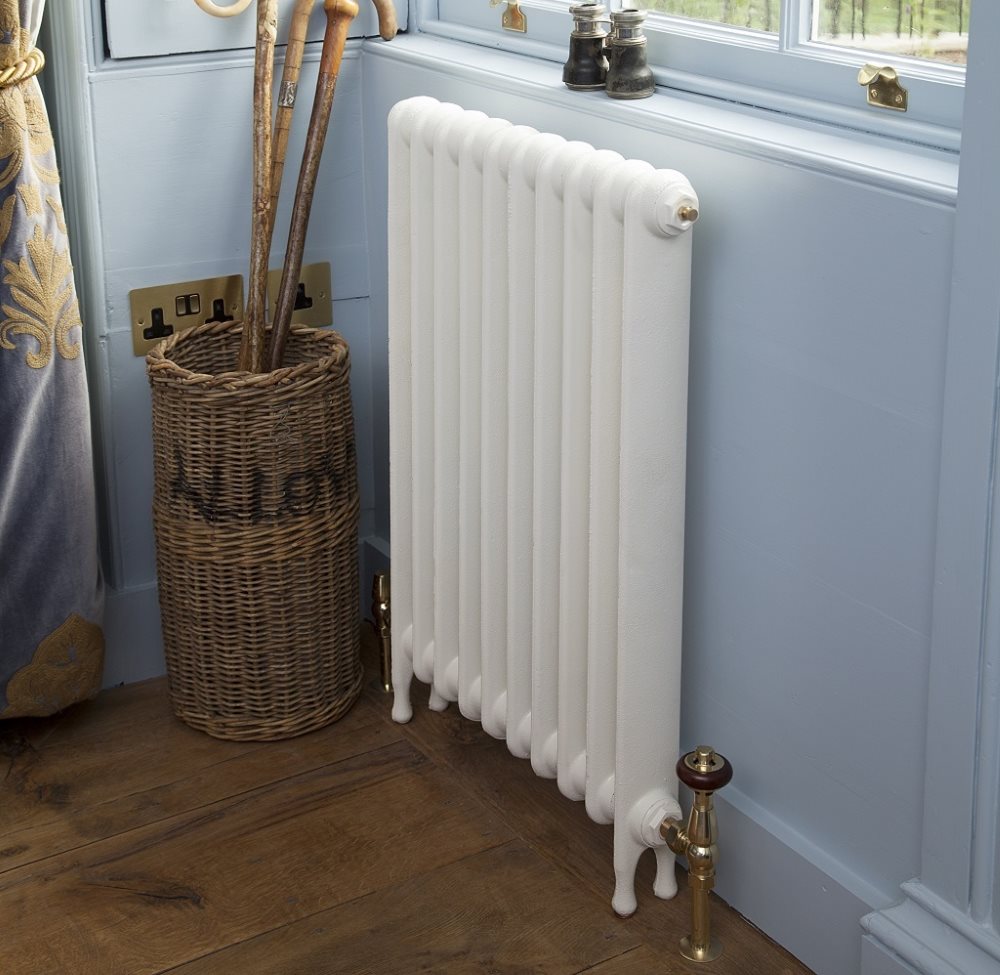 Witte aluminium radiator in de badkamer