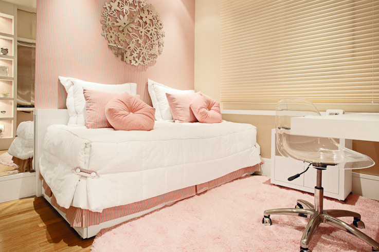 Ружичасти јастуци на белом кревету
