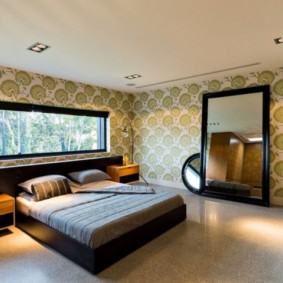 phòng ngủ với một chiếc giường bên cửa sổ