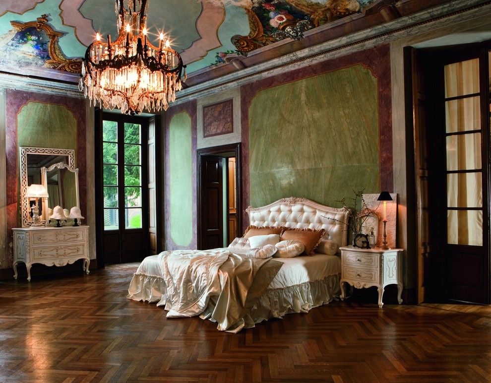 Dārga gulta plašā baroka stila guļamistabā