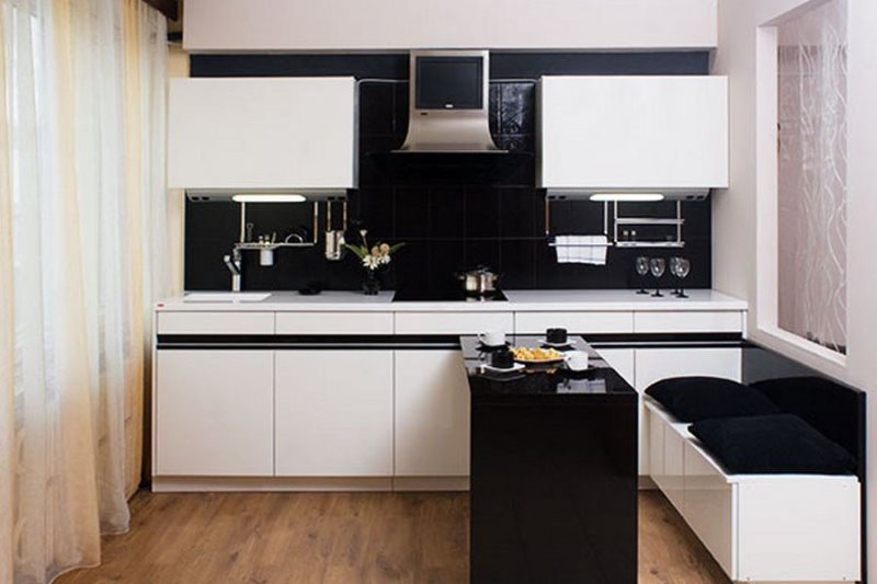 Bară neagră în bucătărie cu un set alb