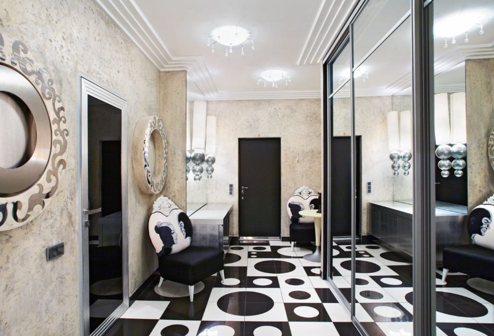 Sàn nhà màu đen và trắng trong một hành lang theo phong cách nghệ thuật