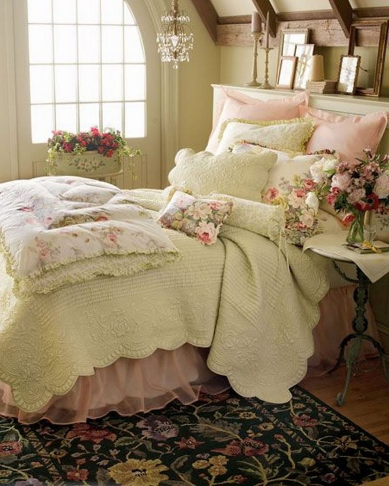 Bir ülkenin yatak odasında bir kız yatakta birçok yastık