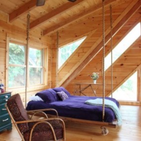 dormitor din garnitură din lemn cu pat fereastră