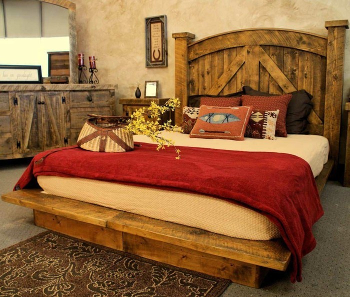 Rustik bir yatak odasında ahşap lake yatak