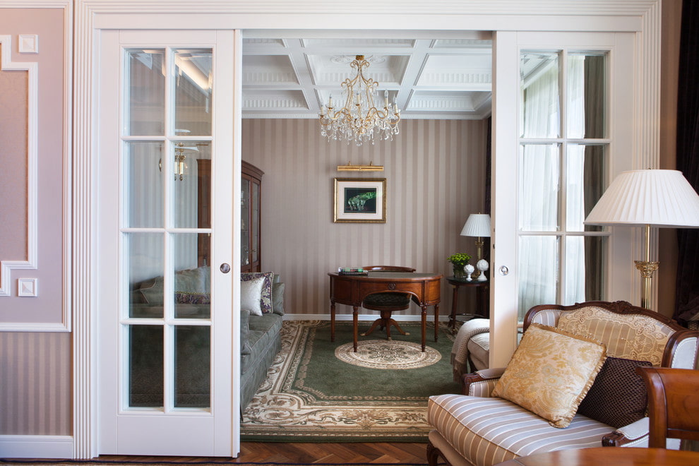 Bīdāmās durvis klasiskā stila viesistabā