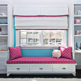 phòng ngủ của con gái với một chiếc giường bên cửa sổ