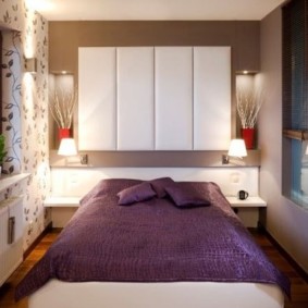 design dormitor cu un pat lângă fereastră