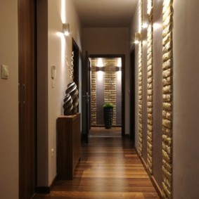 coridor lung în fotografia interioară a apartamentului