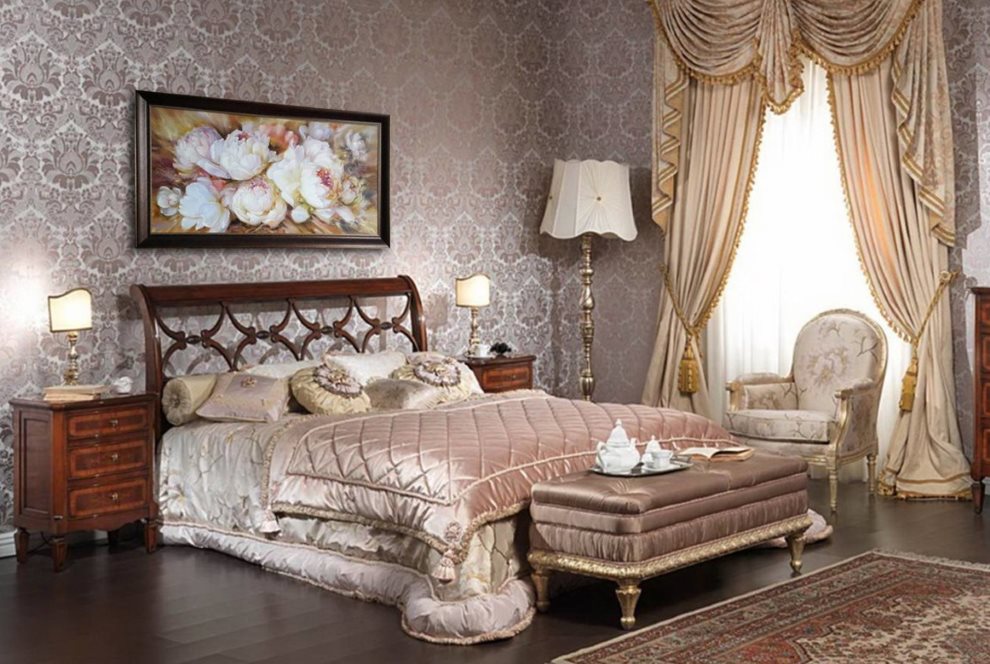 Зидна декорација спаваће собе тканинским тапетама са узорком