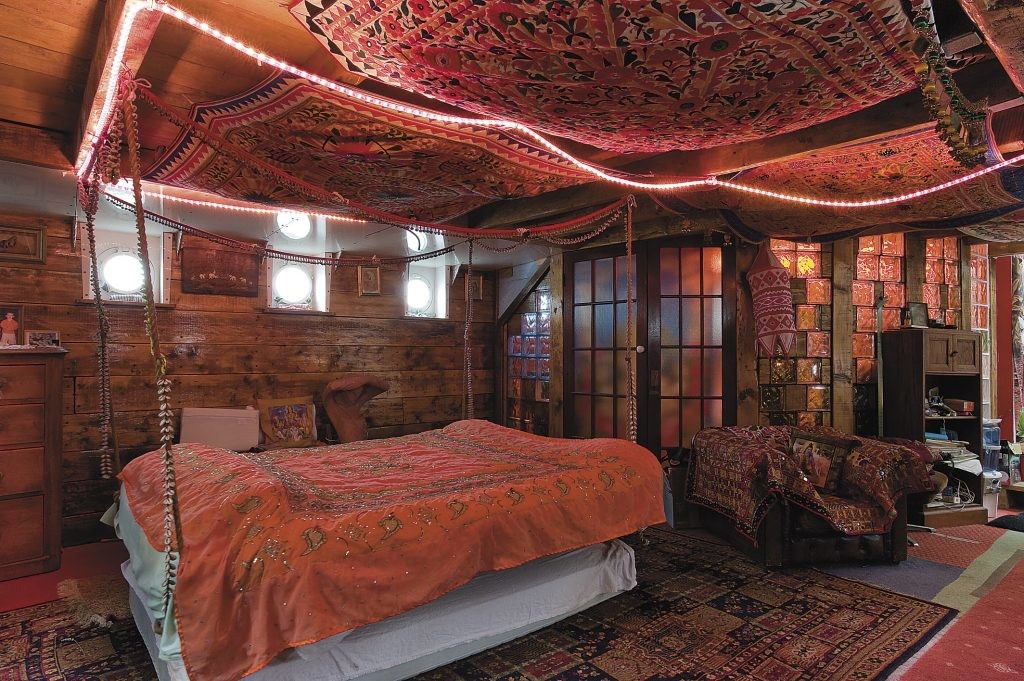ห้องนอนสไตล์อินเดียพร้อมผ้าม่านบนเพดาน