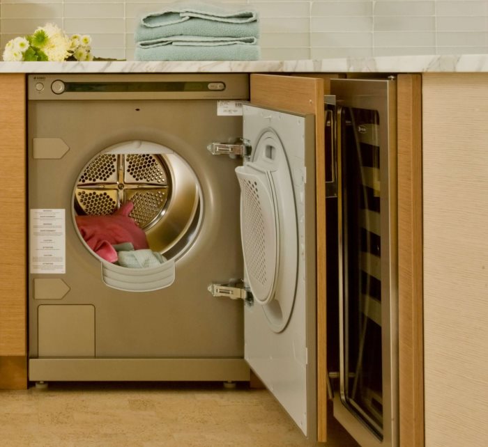 Mașină de spălat încorporată într-un set de mobilier