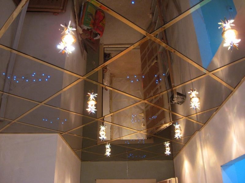 Speilfliser i taket på gangen i en byleilighet