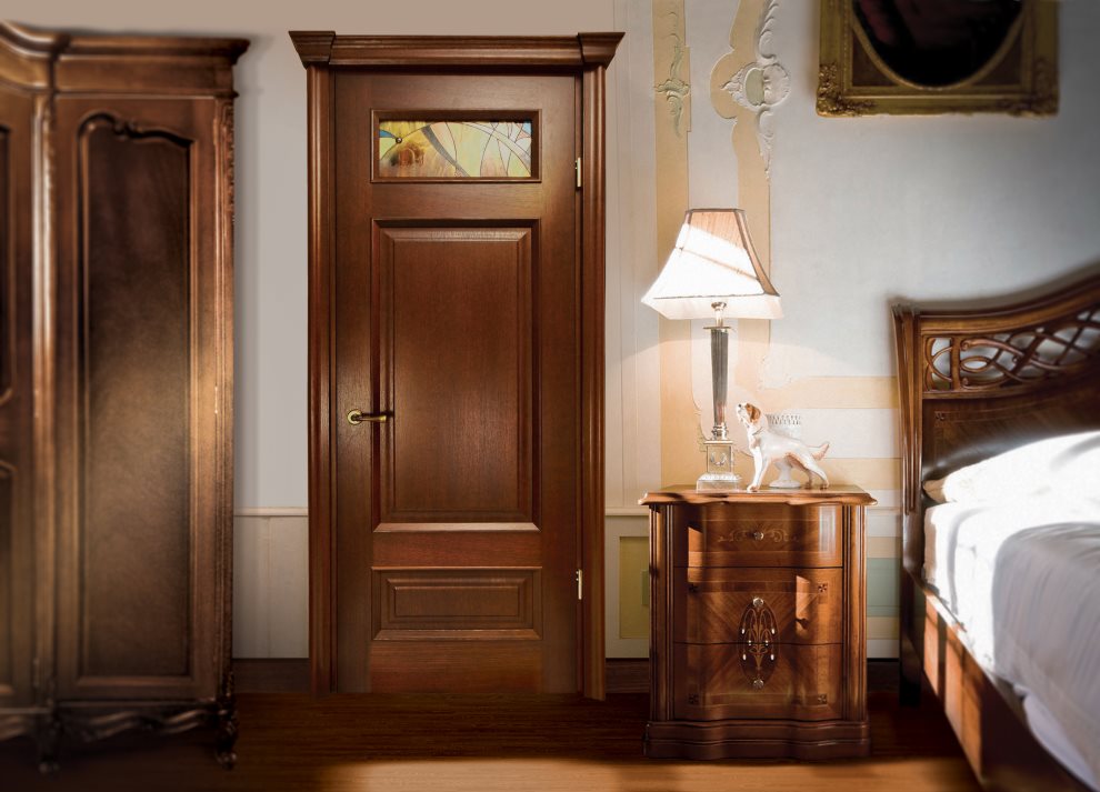 Brązowe drzwi w klasycznej sypialni