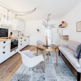 Keuken in Scandinavische stijl met een bank