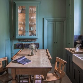 Houten tafel in de keuken met turquoise muren