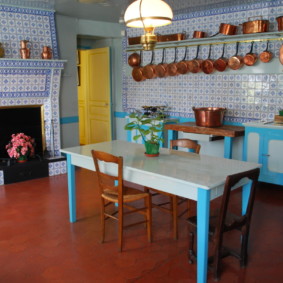 Blauwe kleur in het interieur van de keuken