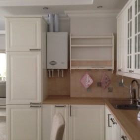 Kitchen furniture with a ledge in the wall