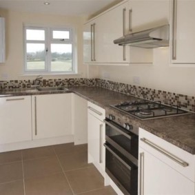 L-shaped set with stone worktop