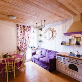 Plafonul din lemn într-o mică bucătărie-living