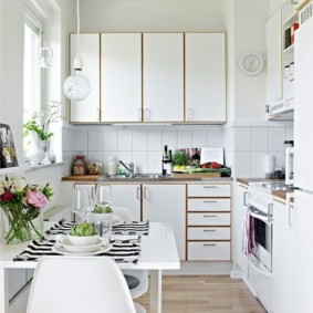 Balta virtuve ar laminētām fasādēm