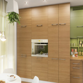 Design de bucătărie cu dulapuri până la tavan