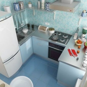 Podea albastră într-o bucătărie mică