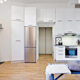 Armário de cozinha com armários altos