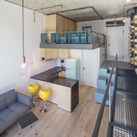 Ang apartment ng duplex studio sa isang modernong istilo