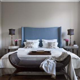Blue headboard sa isang double bed