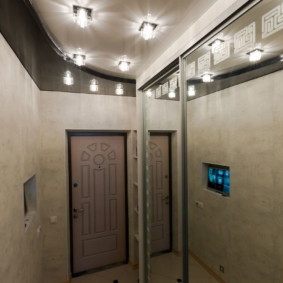 Iluminação de teto brilhante no corredor