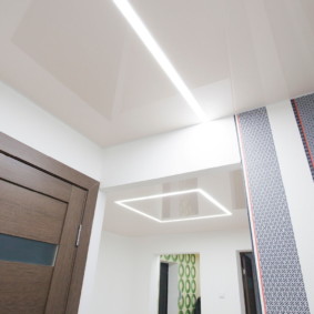 Ang kisame ng koridor na may integrated lighting