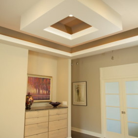 Design de uma sala com um teto figurado