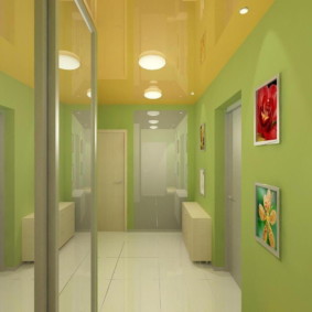 Gröna väggar i en smal korridor