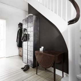 Pasillo de estilo escandinavo con escaleras