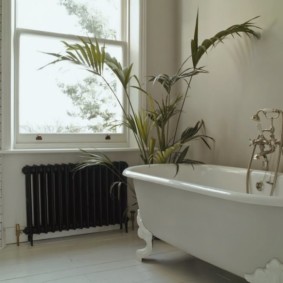 Zwarte radiator in de badkamer