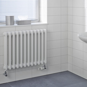 Bimetaalradiator in de badkamer van een privéhuis